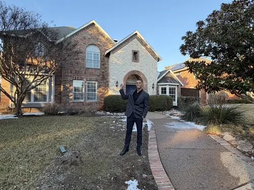 Sócio da Prime Land Club em frente a uma casa em Dallas–Fort Worth, Texas