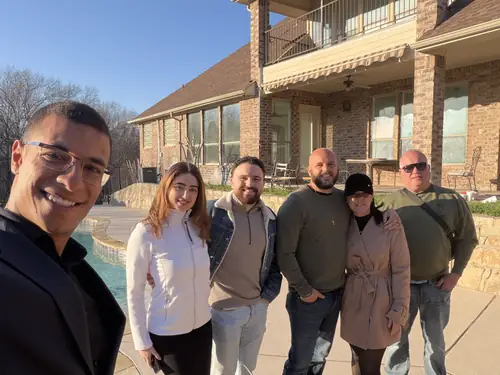 Investidores brasileiros visitando um imóvel do projeto no Texas